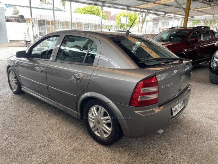 CHEVROLET - ASTRA - 2004/2004 - Prata - R$ 28.900,00