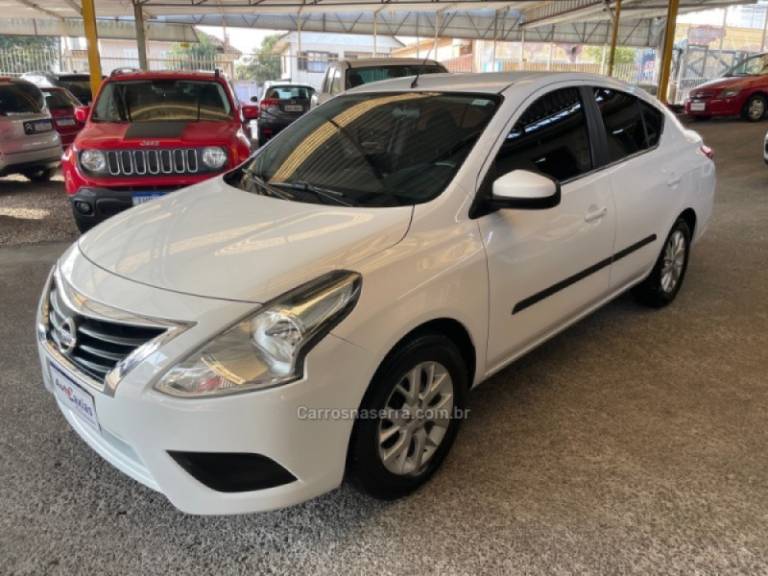 NISSAN - VERSA - 2017/2018 - Branca - R$ 56.900,00