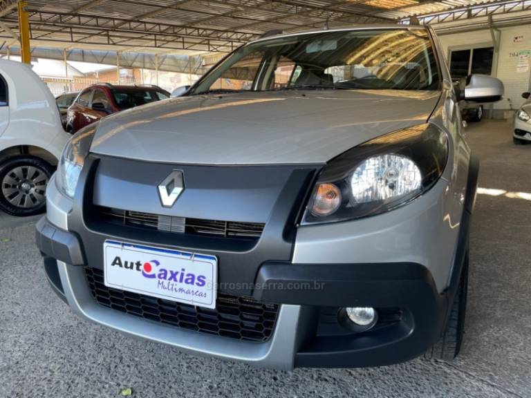 RENAULT - SANDERO - 2013/2013 - Prata - R$ 41.500,00