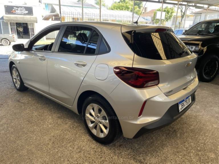 CHEVROLET - ONIX - 2022/2023 - Prata - R$ 66.000,00