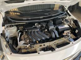 NISSAN - VERSA - 2017/2018 - Branca - R$ 56.900,00