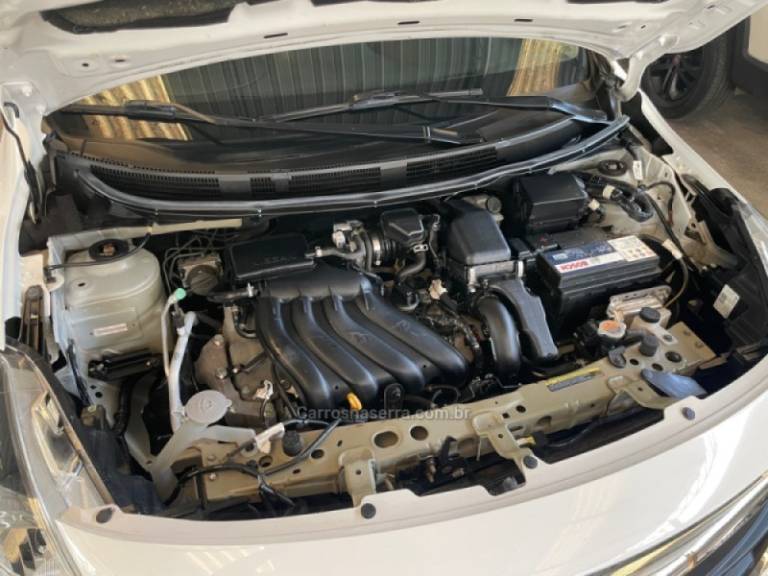 NISSAN - VERSA - 2017/2018 - Branca - R$ 56.900,00