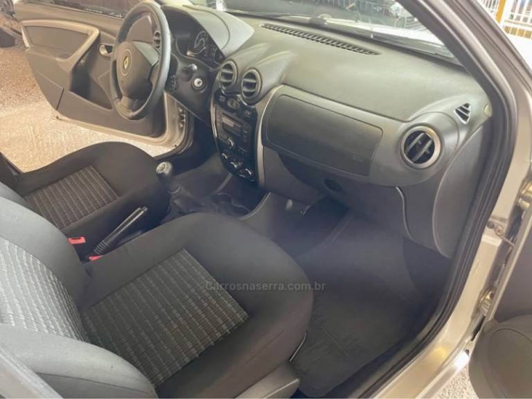 RENAULT - SANDERO - 2014/2014 - Prata - R$ 33.000,00