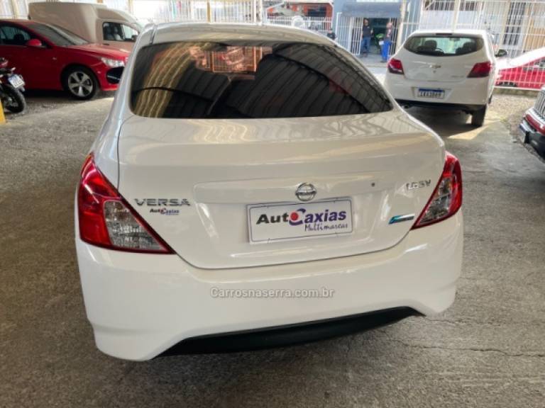 NISSAN - VERSA - 2017/2018 - Branca - R$ 56.900,00