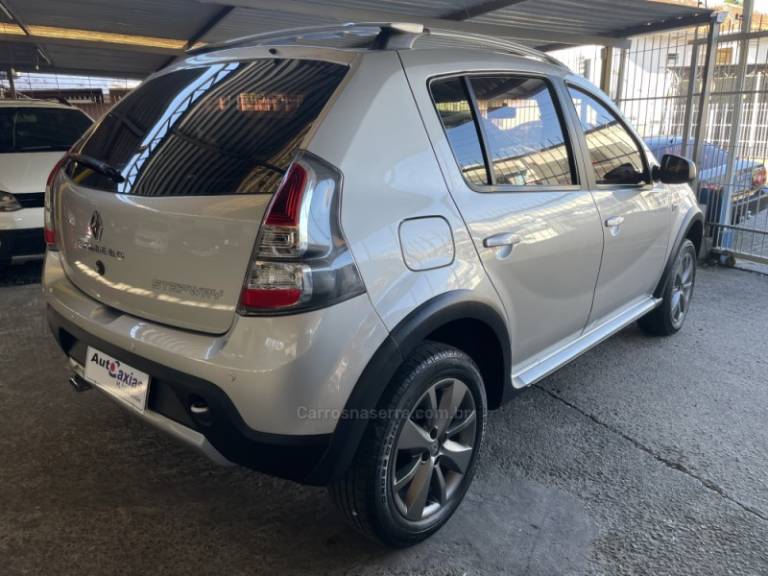 RENAULT - SANDERO - 2013/2013 - Prata - R$ 42.900,00