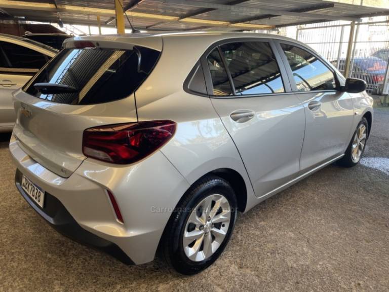 CHEVROLET - ONIX - 2022/2023 - Prata - R$ 66.000,00