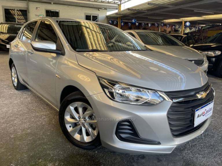 CHEVROLET - ONIX - 2022/2023 - Prata - R$ 66.000,00