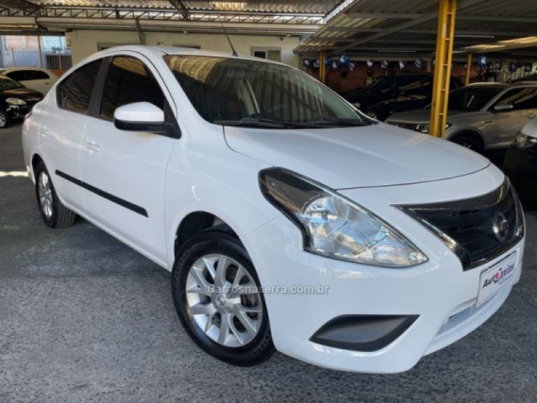 NISSAN - VERSA - 2017/2018 - Branca - R$ 56.900,00